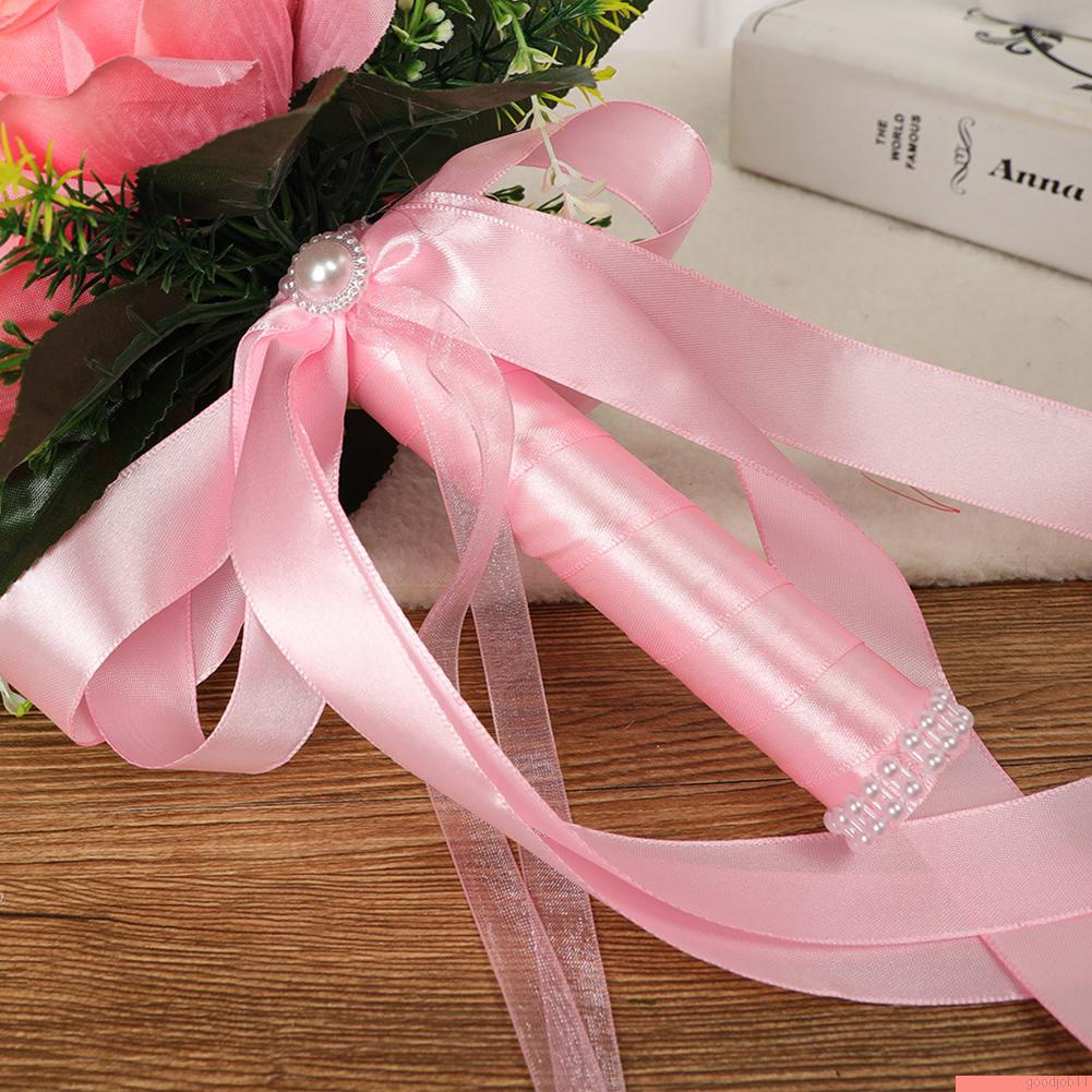Bó hoa hồng giả cầm tay cho cô dâu xinh xắn