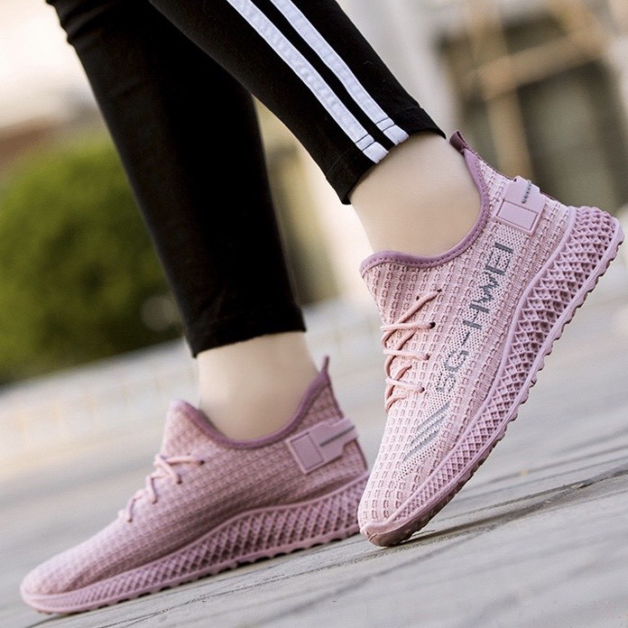 [Mã FAGREEN245 giảm 10% tối đa 30K đơn 99K] Giày thể thao nữ vải dệt in chữ MWC NUTT- 0469 | BigBuy360 - bigbuy360.vn