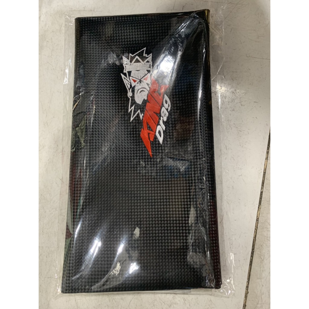 Bọc yên xe king drag mẫu carbon chữ thêu