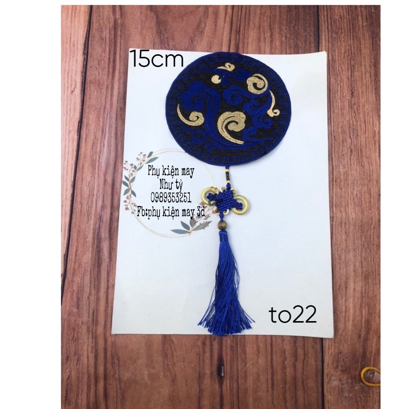 Tấm tròn thêu hình hoa kèm dây treo trang trí