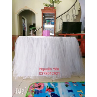 Quây bàn sinh nhật vải voan bồng bềnh