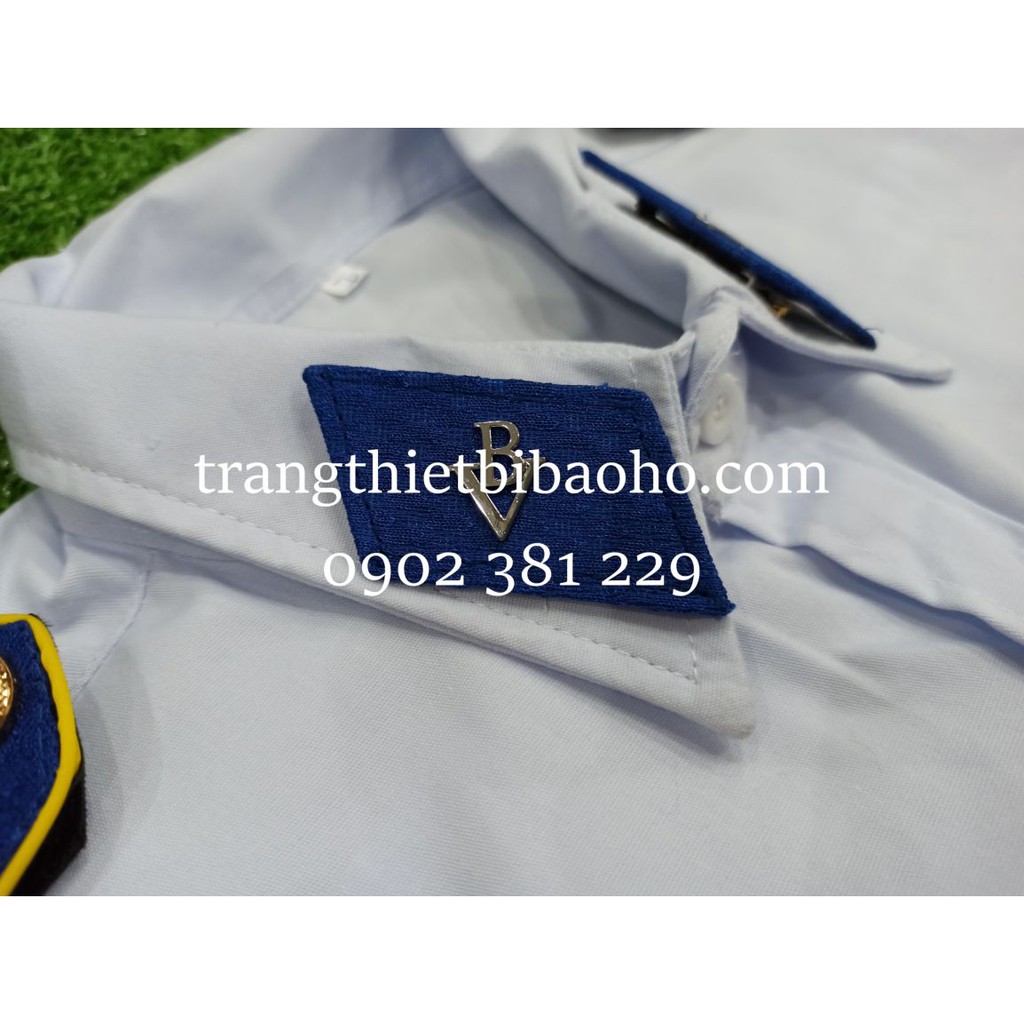 Áo bảo vệ màu trắng kèm phụ kiện gạch đồng xanh dương thêu