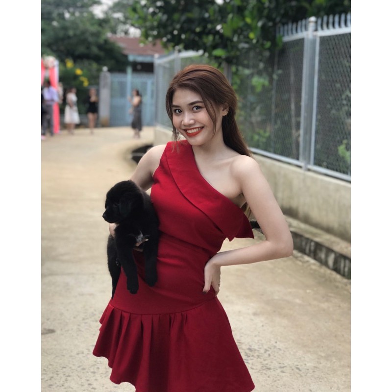 đầm xoè một vai