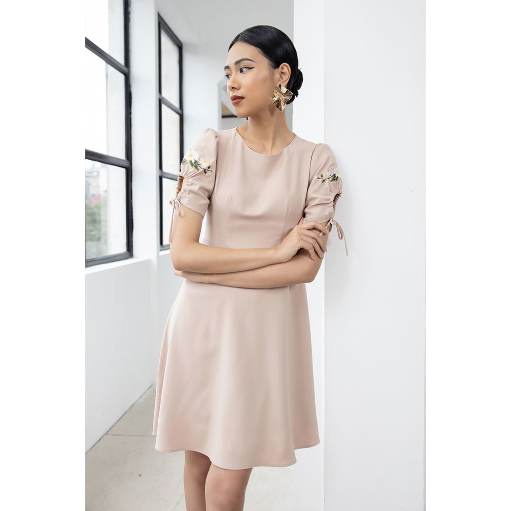 Pass Đầm xòe CT OF tay thêu hoa LEIKA, đầm xoè cổ V Leika size L, màu be........  nnnnnnnnnnnnnnnnnn