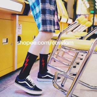 Vớ tất cổ cao hình tia chớp cho cả nam và nữ