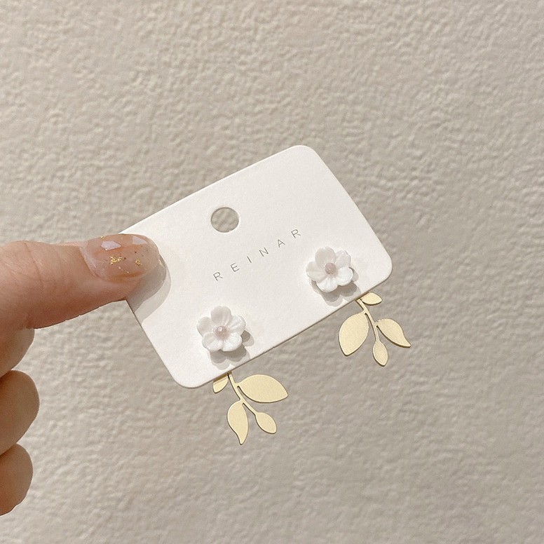 Bông tai hoa trắng nhỏ lá mạ vàng kiểu dáng nhẹ nhàng nữ tính - Mely D55