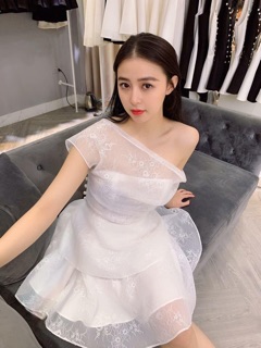Váy ren trễ vai