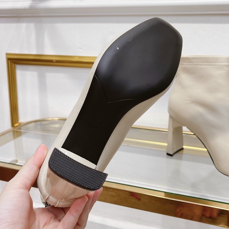 Bốt cổ thấp, hàng da thật sờ mướt tay, đằng sau có khóa tiện lợi, gót dẹt 9f tôn dáng