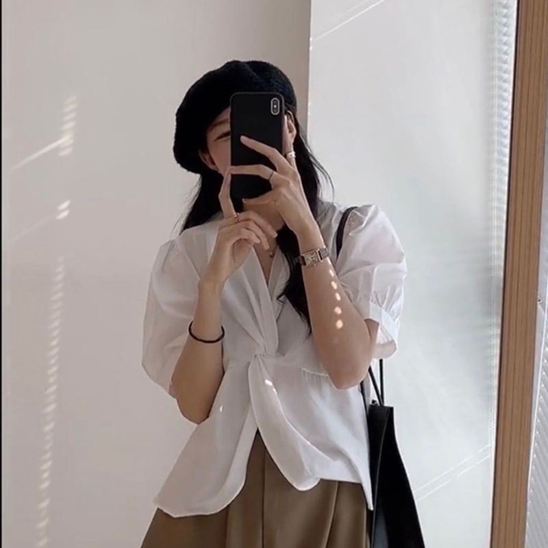 Bộ đồ hai mảnh áo cổ chữ V và quần