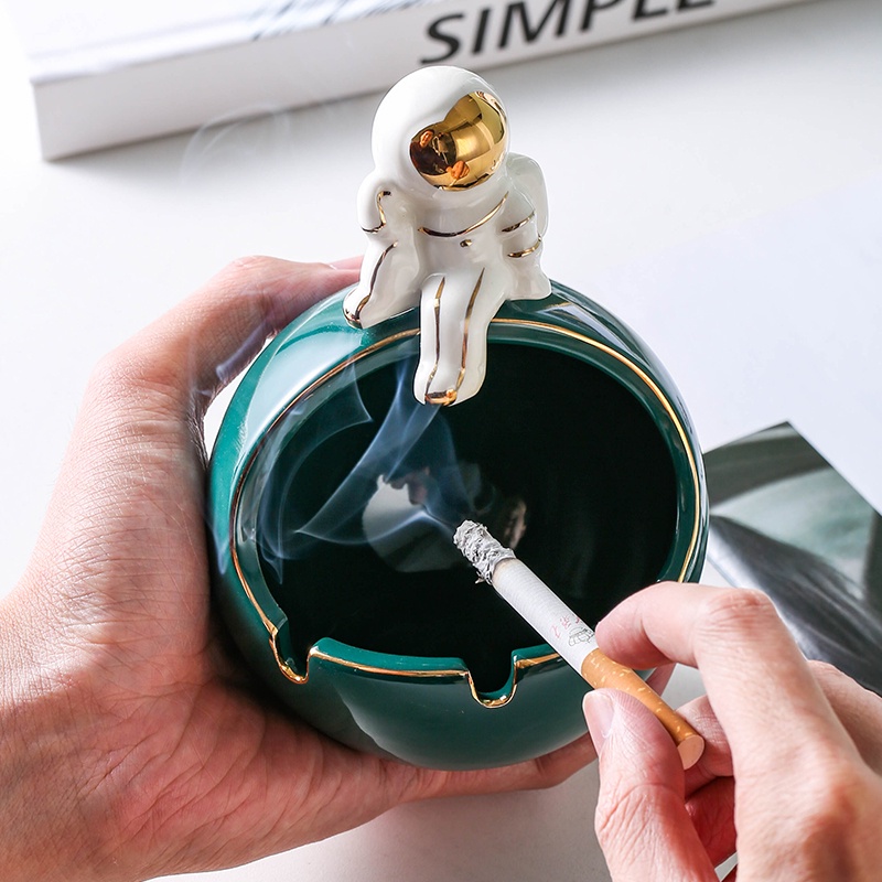Gạt tàn thuốc để bàn hình phi hành gia hoạt hình sáng tạo