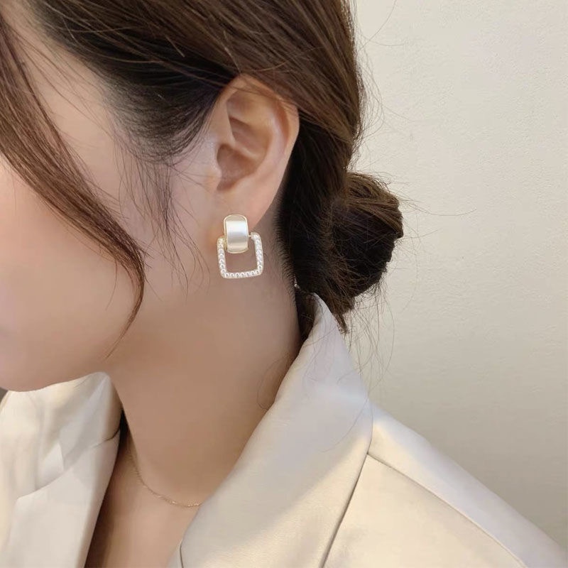 Đôi Bông Tai Ngọc Trai Giả Hình Vuông Mẫu Mới 2022 Dành Cho Nữ
