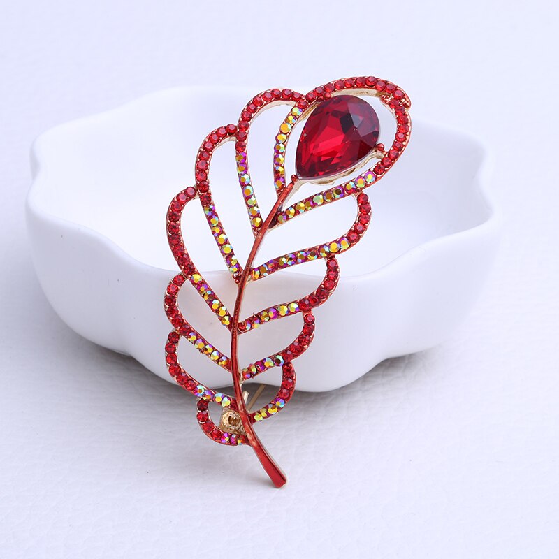 Ghim cài áo hình lông công đính pha lê tinh tế cho tiệc cưới