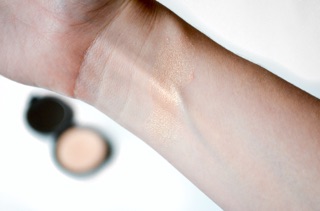 Phấn Highlight BECCA - Champagne Pop