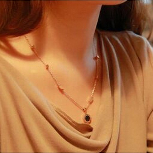Dây chuyền titan cách điệu BVLGARI màu trắng