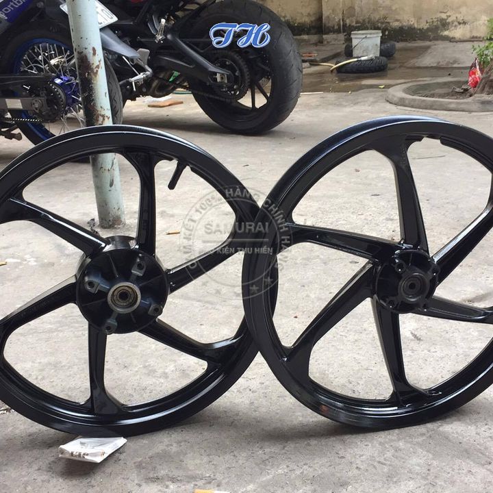 Combo  Loại 4 Chai Sơn Samurai Màu Đen Bóng Gồm: 2K04 - 2 CHAI 30/109 - 2K01