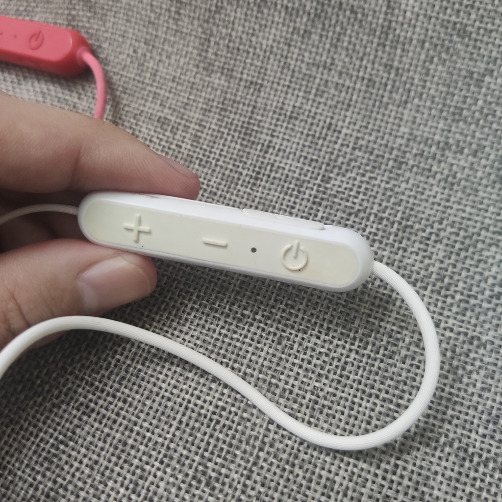 Puki shop / Tai nghe Bluetooth Sony wi-c300  like new tặng 1 đôi núm phụ sony