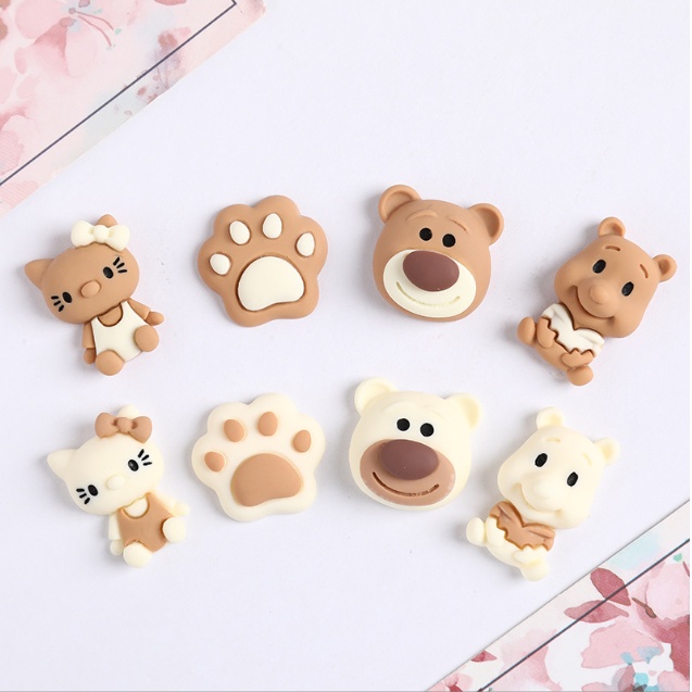 Charm gấu nâu, mèo Kitty hai tông màu trắng và nâu chocolate trang trí kẹp tóc, dán Jibbitz, vỏ ốp điện thoại, DIY