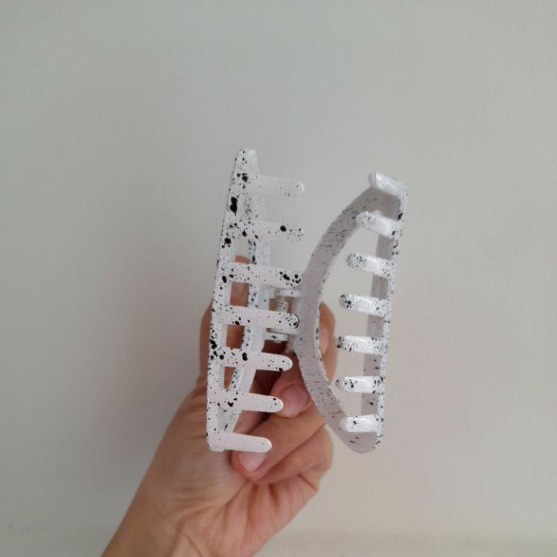 Kẹp vân đá hình bán nguyệt thời trang