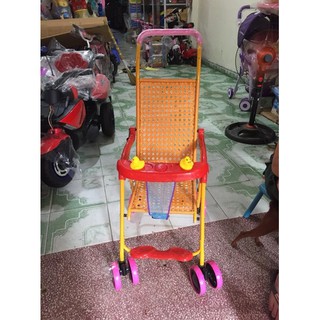 Xe đẩy giả mây cho bé gấp gọn có đồ chơi, phanh chân