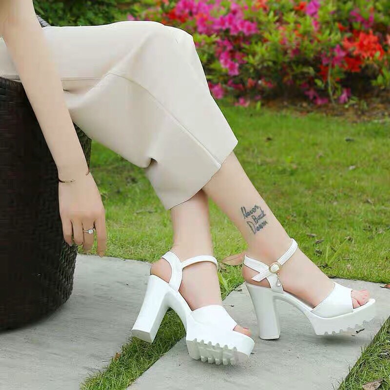 Sandal cao gót 9p, có 2 màu đen và trắng