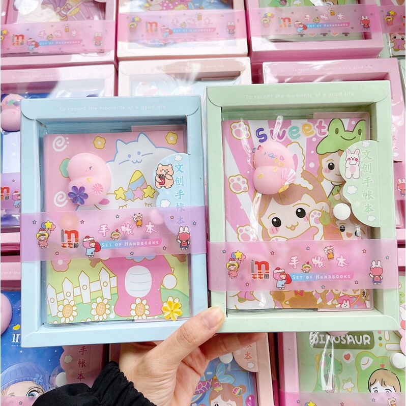 Sổ tay kim tuyến gắn mochi thư giãn có hộp đựng