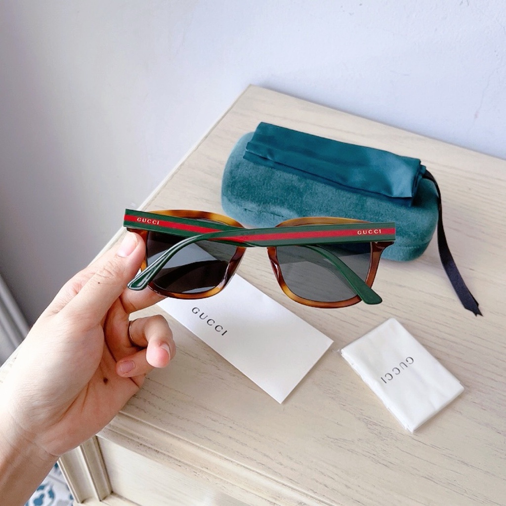 Kính mát Gucci viền havana, mắt xám, càng kính kẻ sọc xanh đỏ GG0847SK 004