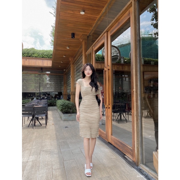 Đầm body lệch vai gợn sóng