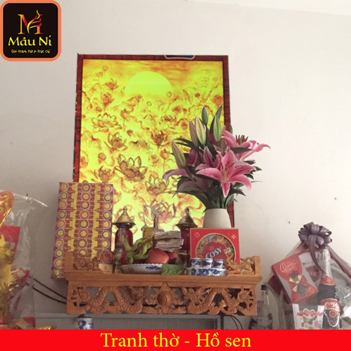 TRANH DÁN TƯỜNG Bàn thờ thần tài thổ địa [ ông tài ông địa ] - kt 61cmx81cm - sen hội tụ tỏa dọc