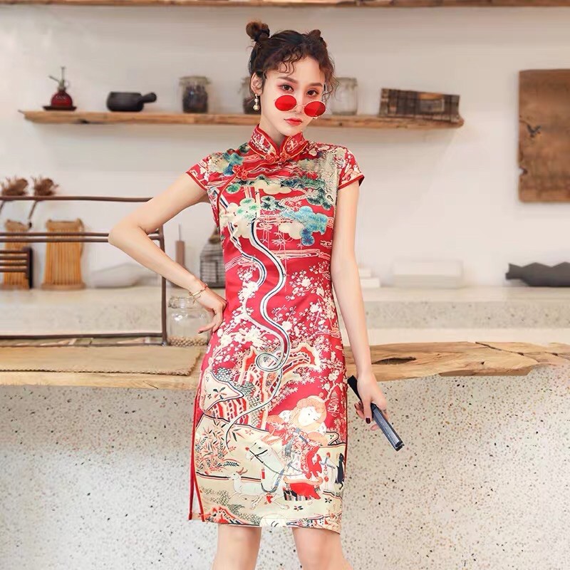 Sườn xám đỏ xẻ tà dáng ngắn. Váy đỏ ôm body xẻ tay ngắn