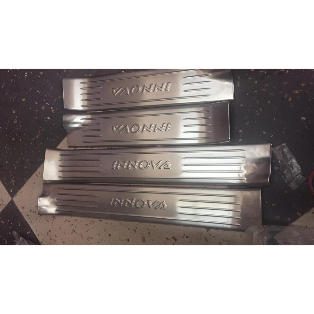 Ốp bậc cửa, nẹp cửa xe Toyota Innova 2016 -2021 Mẫu Inox