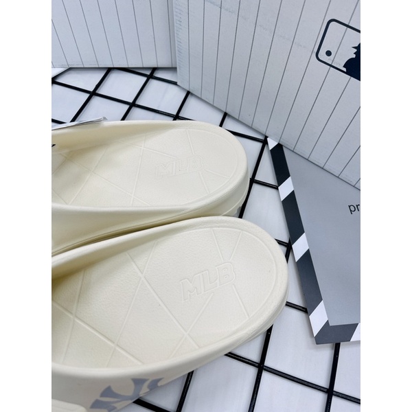 [CHÍNH HÃNG] DÉP MLB KOREA CHUNKY SLIDER FLIP-FLOP NEW YORK YANKEES IVORY  - DÉP XỎ NGÓN CAO SU - FULLBOX CÓ HIDDEN TAG