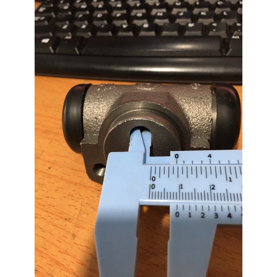 Heo thắng con xe nâng