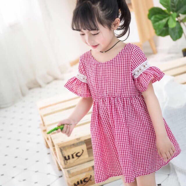 Váy kẻ bo vai cho bé