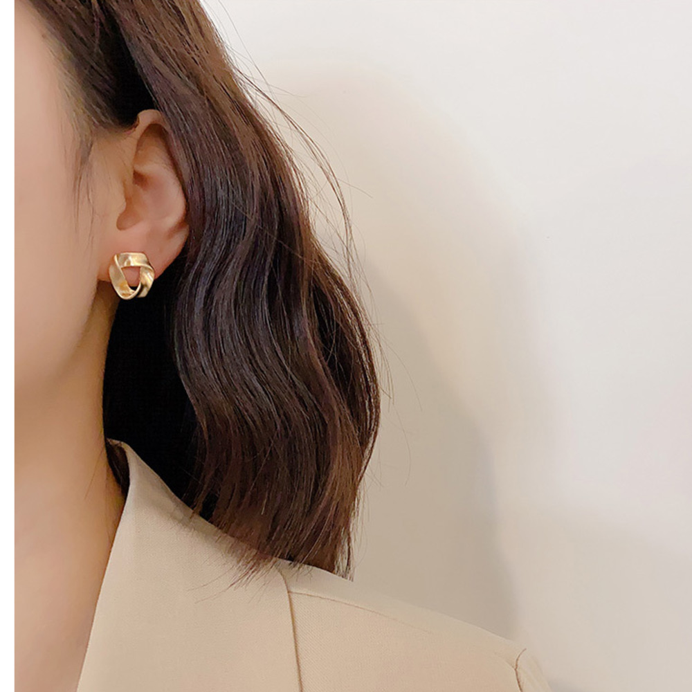 Korean version of simple twist earrings earrings earrings fashion accessories