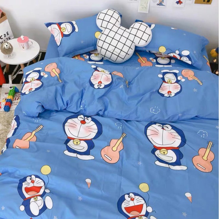 Trọn Bộ 4 Món Vỏ Chăn Ga Gối Cotton Poly Mẫu DORAEMON ĐÁNH ĐÀN Cho Bé Trai Siêu Xinh VC402