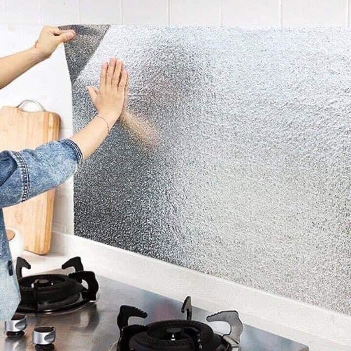 GIẤY BẠC DÁN BẾP, MIẾNG DECAL BẠC DÁN TƯỜNG NHÀ BẾP CHỐNG THẤM, KHÔNG CHÁY, DỄ LAU CHÙI