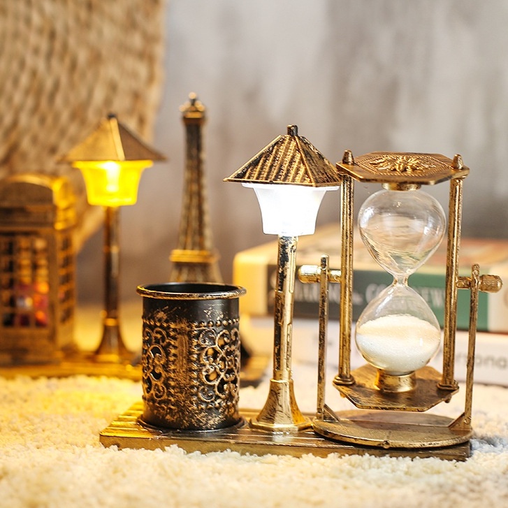 Mô hình đồng hồ cát kèm ống đựng bút tròn có đèn phát sáng decor bàn học, bàn làm việc cổ điển