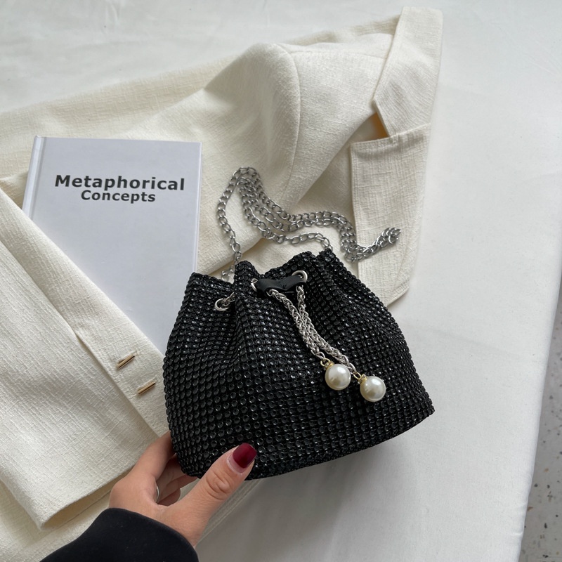 Túi Xách Bucket Đính Đá Phối Dây Xích Thời Trang Đơn Giản