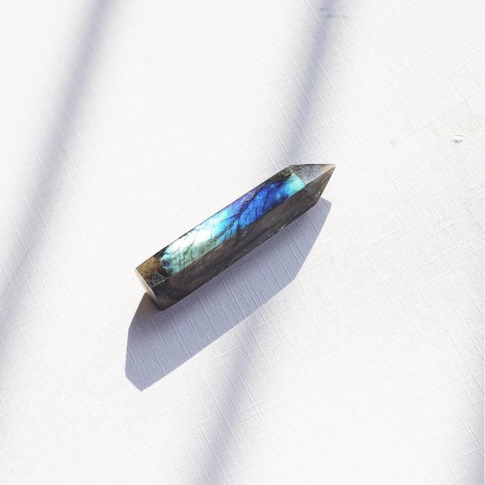 Trụ đá thanh tẩy tự nhiên ánh xà cừ mang năng lượng tích cực An Gem