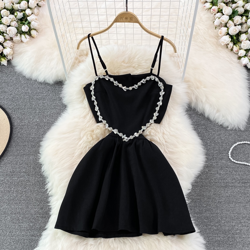Đầm 2 dây thân cắt hình trái tim đính đá hở lưng quyến rũ xinh đẹp