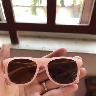 Kính chống tia uv cho bé