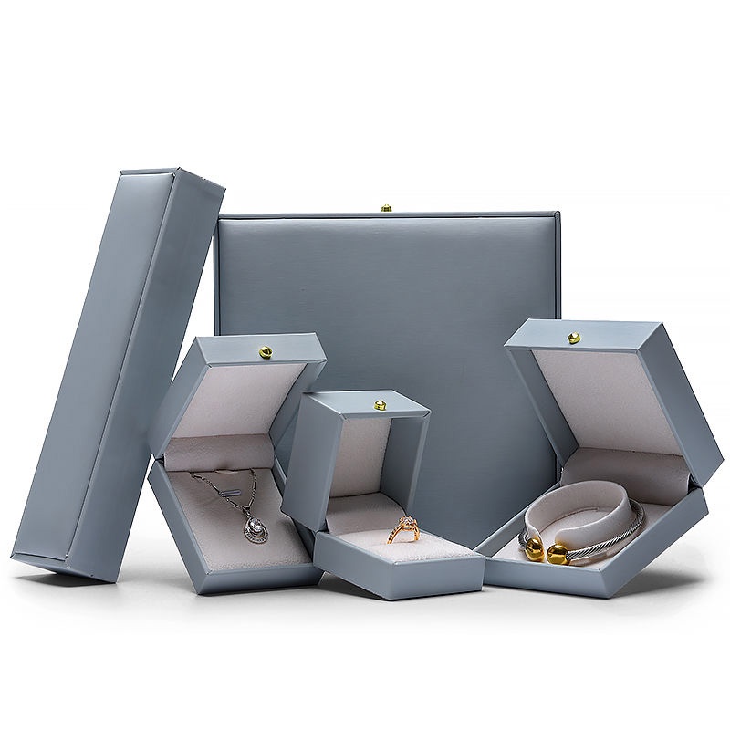 Hộp đựng trang sức có khóa kim loại đính hạt ngọc trai sang trọng