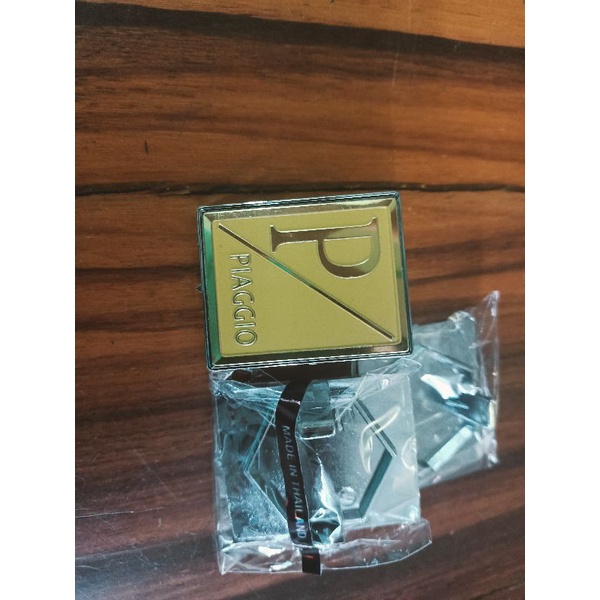 Tem mặt nạ trước Vespa loại zin cứng vàng gold nhập Thái