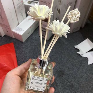 Tinh dầu thơm phòng kèm hoa khô