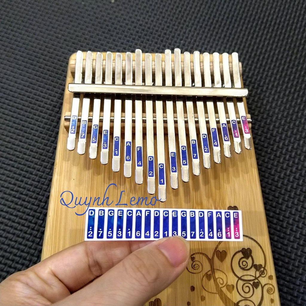 Bộ phụ kiện cho đàn kalimba, búa , túi thổ cẩm , khăn lau , tài liệu hướng dẫn chơi đàn kalimba , giấy dán nhiều màu