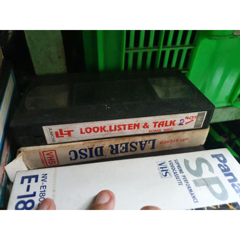Combo 30 cuốn băng video VHS chọn ngẫu nhiên chỉ để trưng bày ko sài đc.