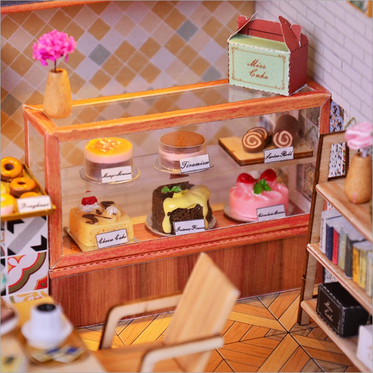 Mô hình nhà DIY Doll House Tiệm Bánh Ngọt Miss Cake Kèm Mica Chống bụi, Bộ dụng cụ và Keo dán