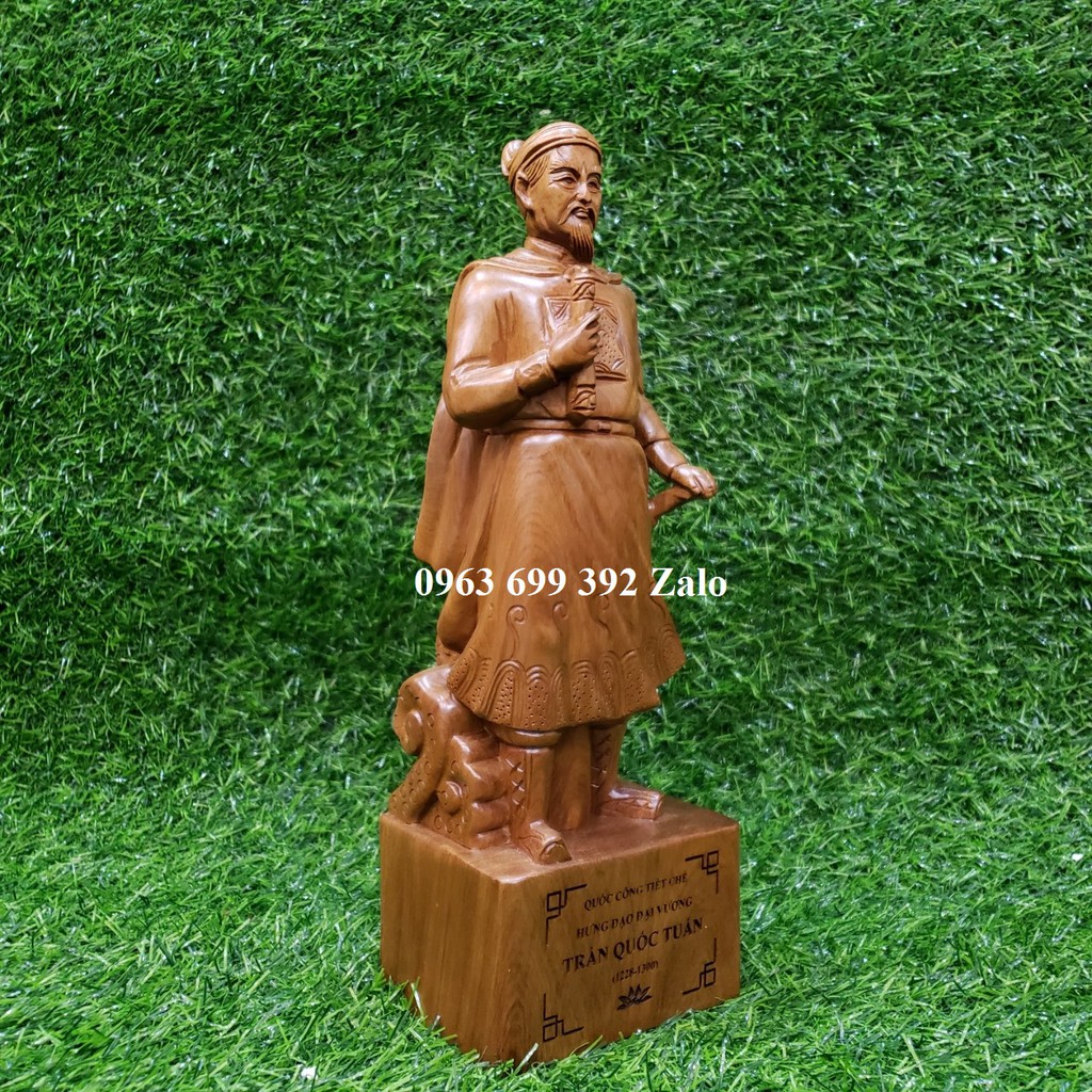 Tượng Quốc công tiết chế hưng đạo vương Trần Quốc Tuấn