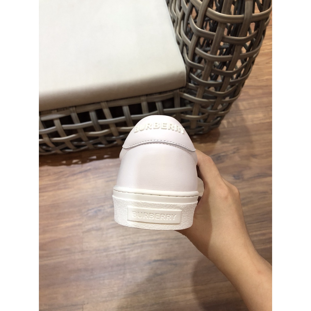 Giày lười nam da thật Burberry BBR thiết kế trẻ trung với họa tiết caro kinh điển của thương hiệu