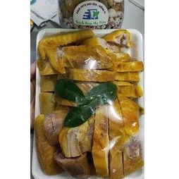 Gà ủ muối chặt sẵn,kèm rau,muối chấm như hình. Ăn liền không chế biến lại. Gà nguyên con không đầu.